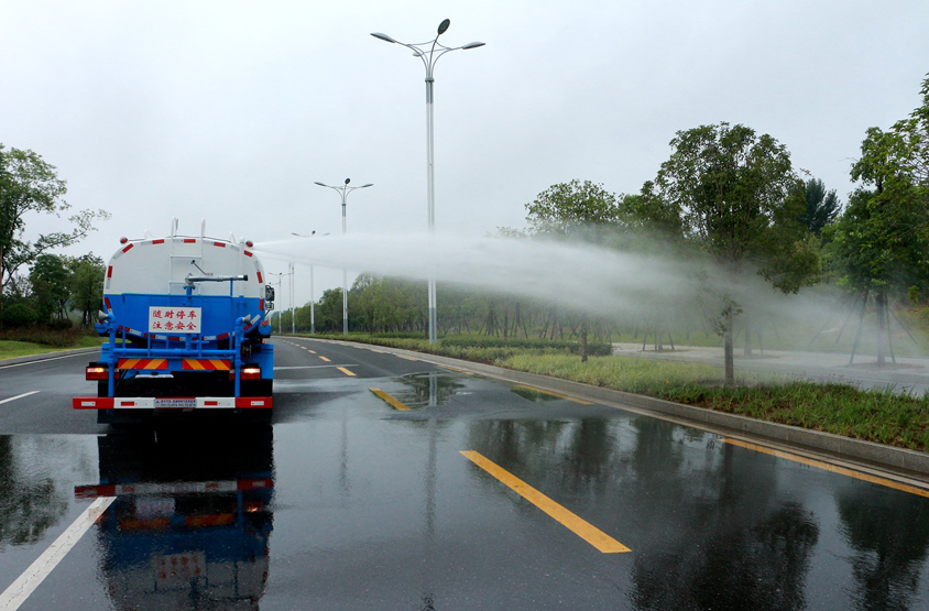 電動(dòng)三輪垃圾車（電動(dòng)三輪垃圾清運(yùn)車）頂噴功能演示